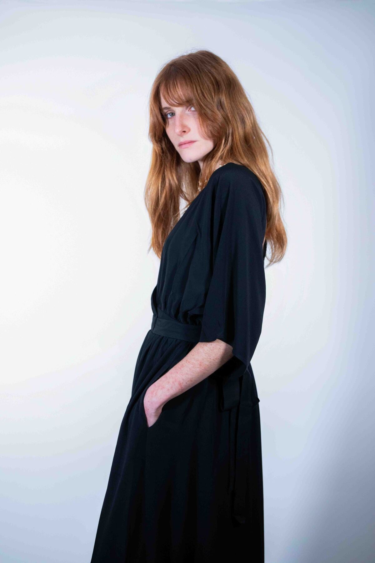 Robe Sikara Soie Longue - robe kimono noire, poche cachée - Hello World Le Studio