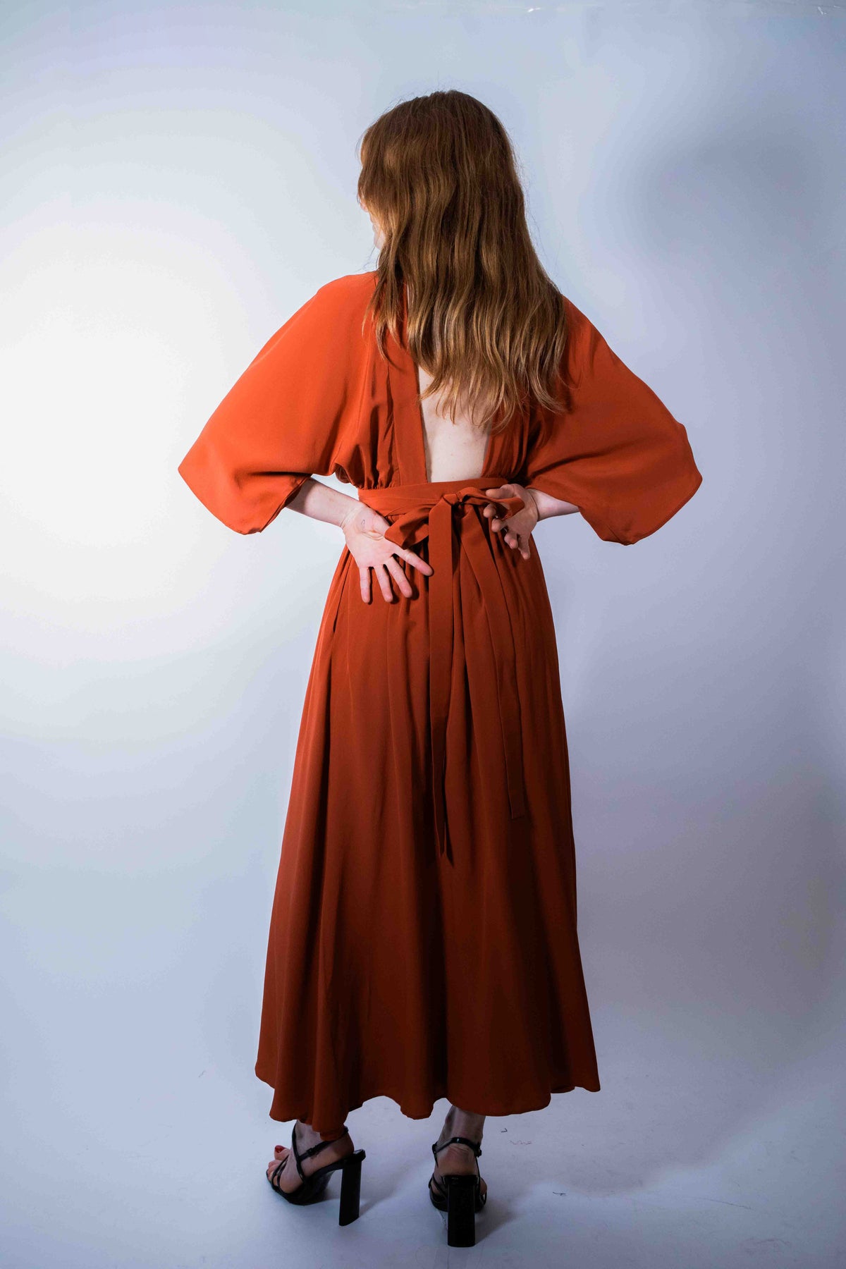 Robe Sikara Soie Longue - robe kimono noire, poche cachée - Hello World Le Studio
