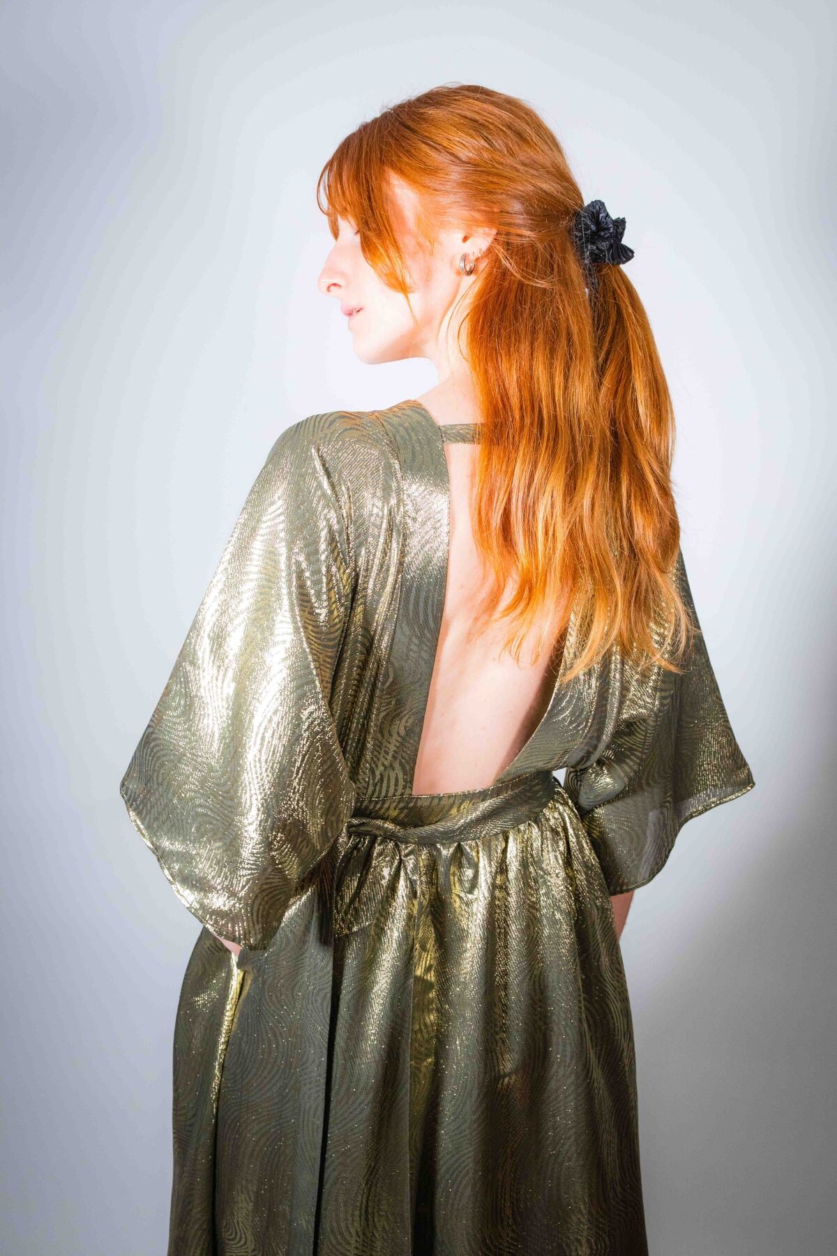 Robe Sikara Or Longue - robe kimono dorée, dos-nu - Hello World Le Studio