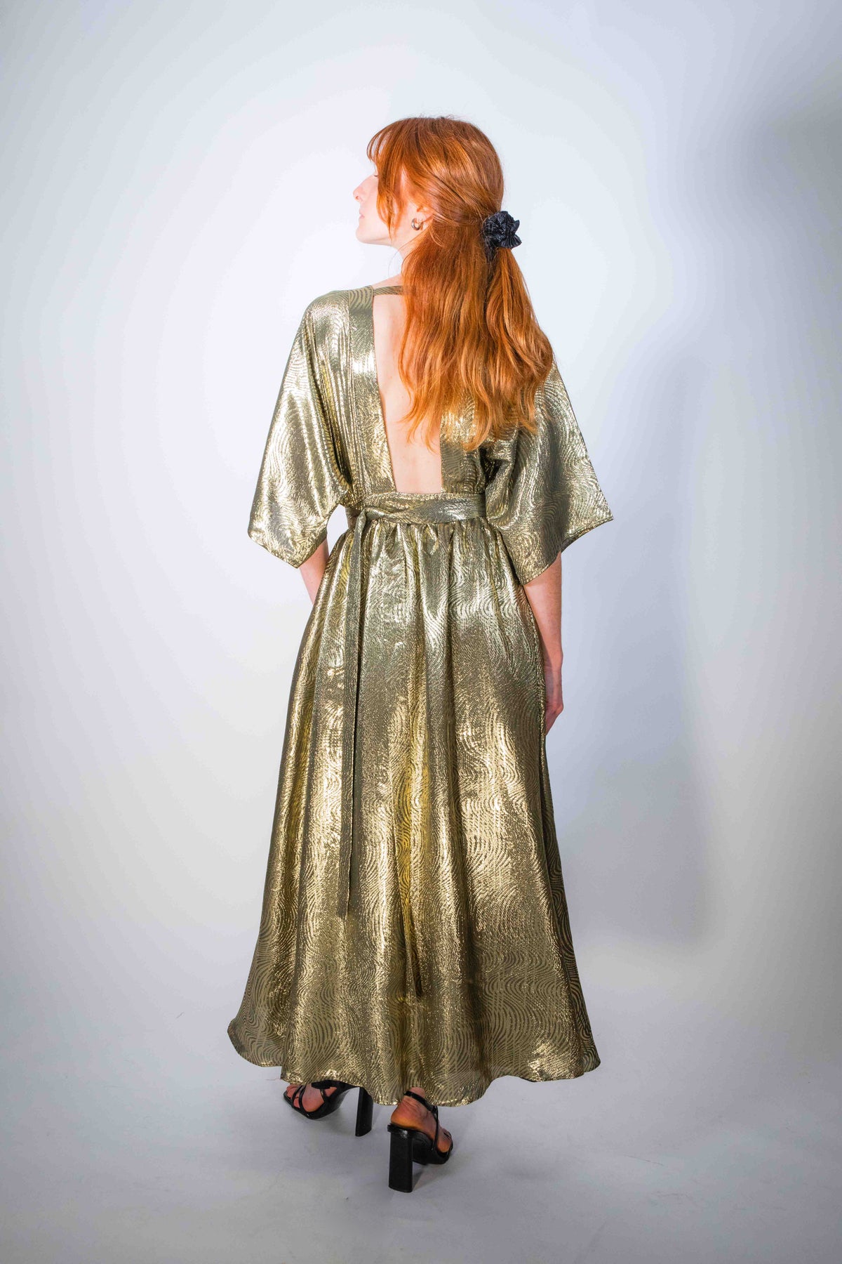 Robe Sikara Or Longue - robe kimono dorée, dos-nu - Hello World Le Studio