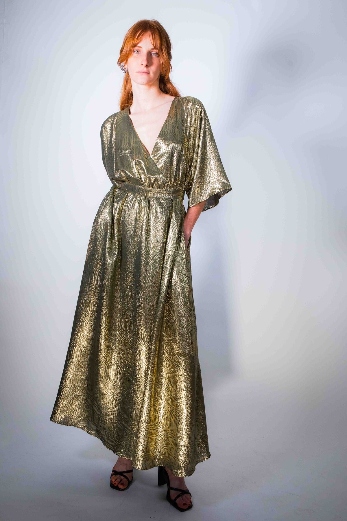 Robe Sikara Or Longue - robe kimono dorée, dos-nu - Hello World Le Studio