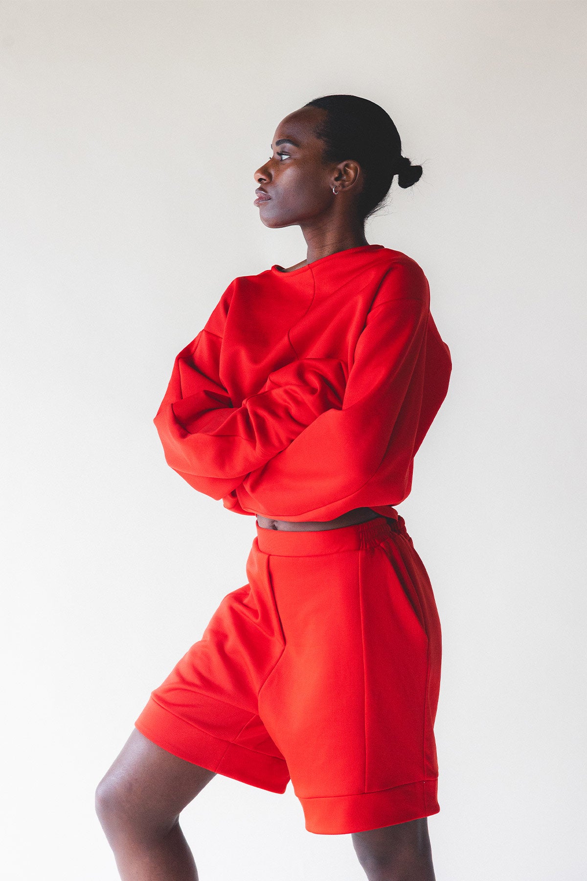 Sweat Karl Rouge - ensemble, vue de profil - Hello World Le Studio