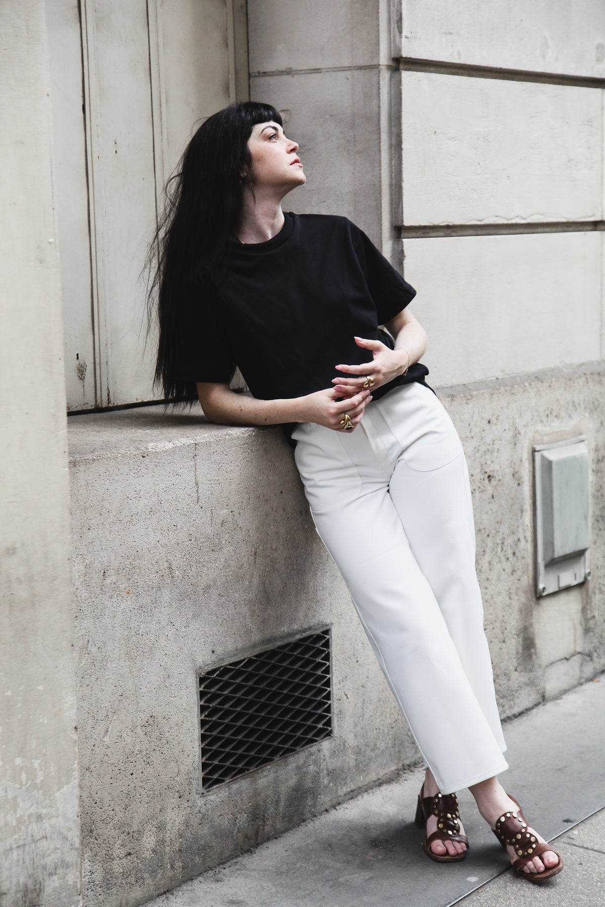 Destockage Pantalon Akpa Blanc - pantalon blanc large, porté en extérieur - Hello World Le Studio