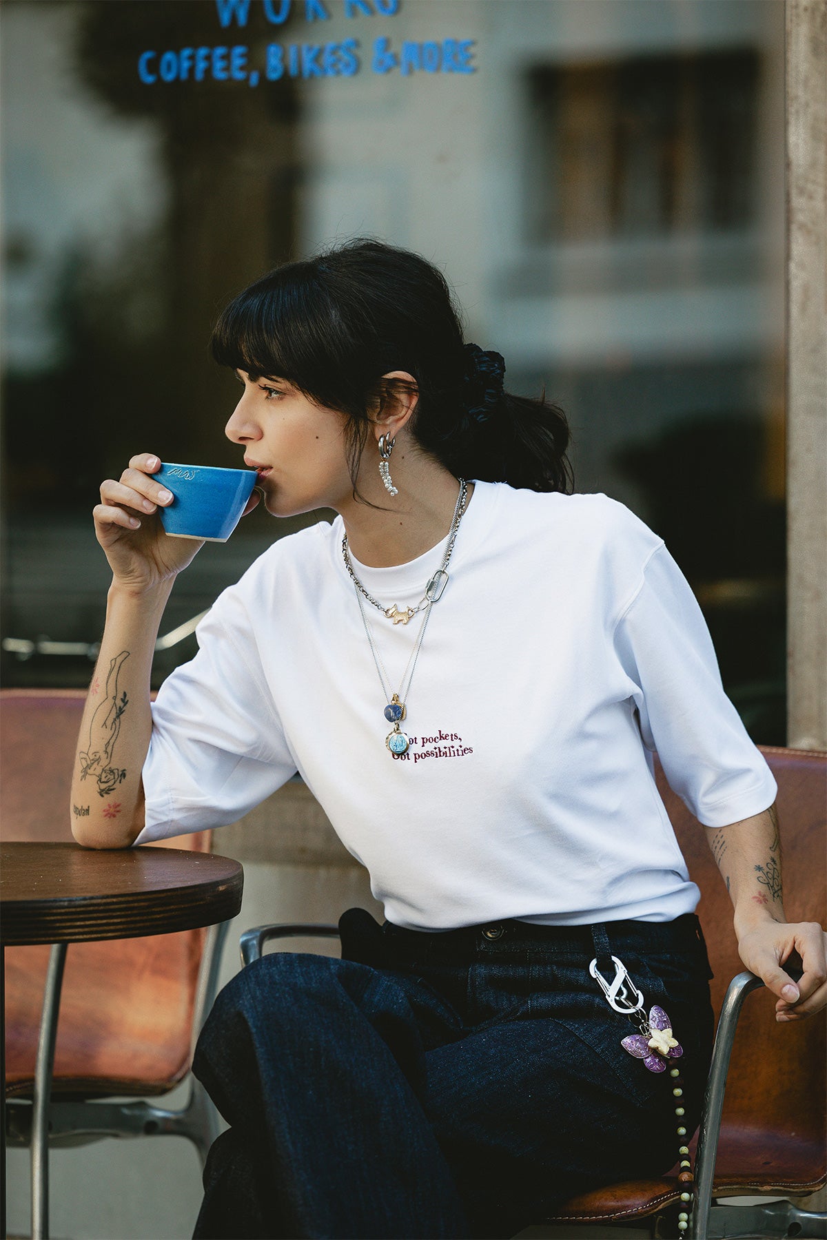 Tshirt Got Pockets - porté en terrasse de café - Hello World Le Studio