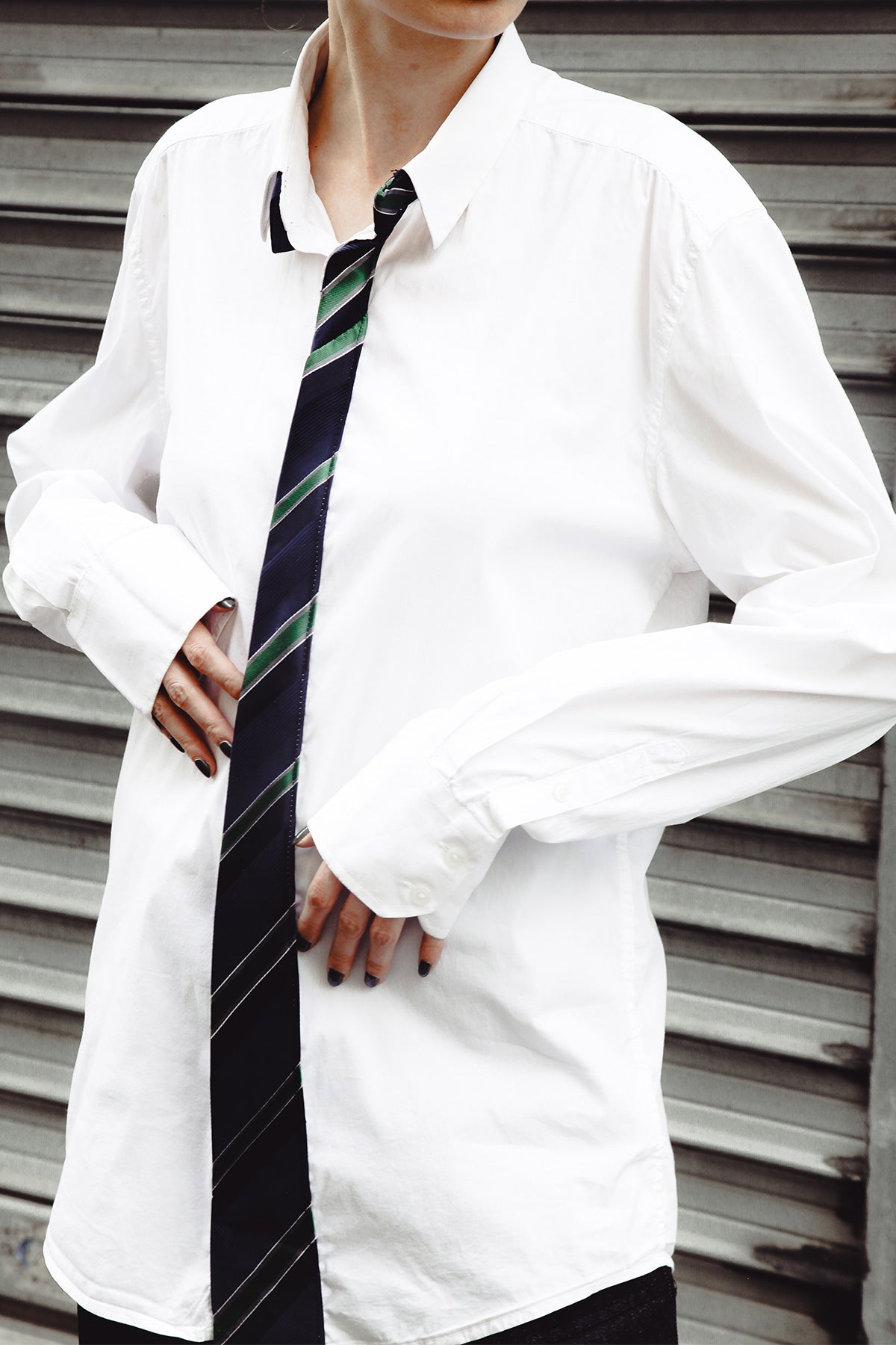 Chemise Casual Friday - chemise blanche, cravate rayée cousue le long de la boutonnière - Hello World Le Studio