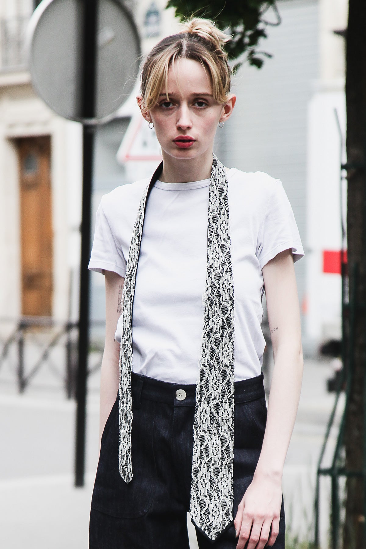 Cravate Dentelle - cravate en dentelle noire et blanche, portée sur un t-shirt blanc - Hello World Le Studio