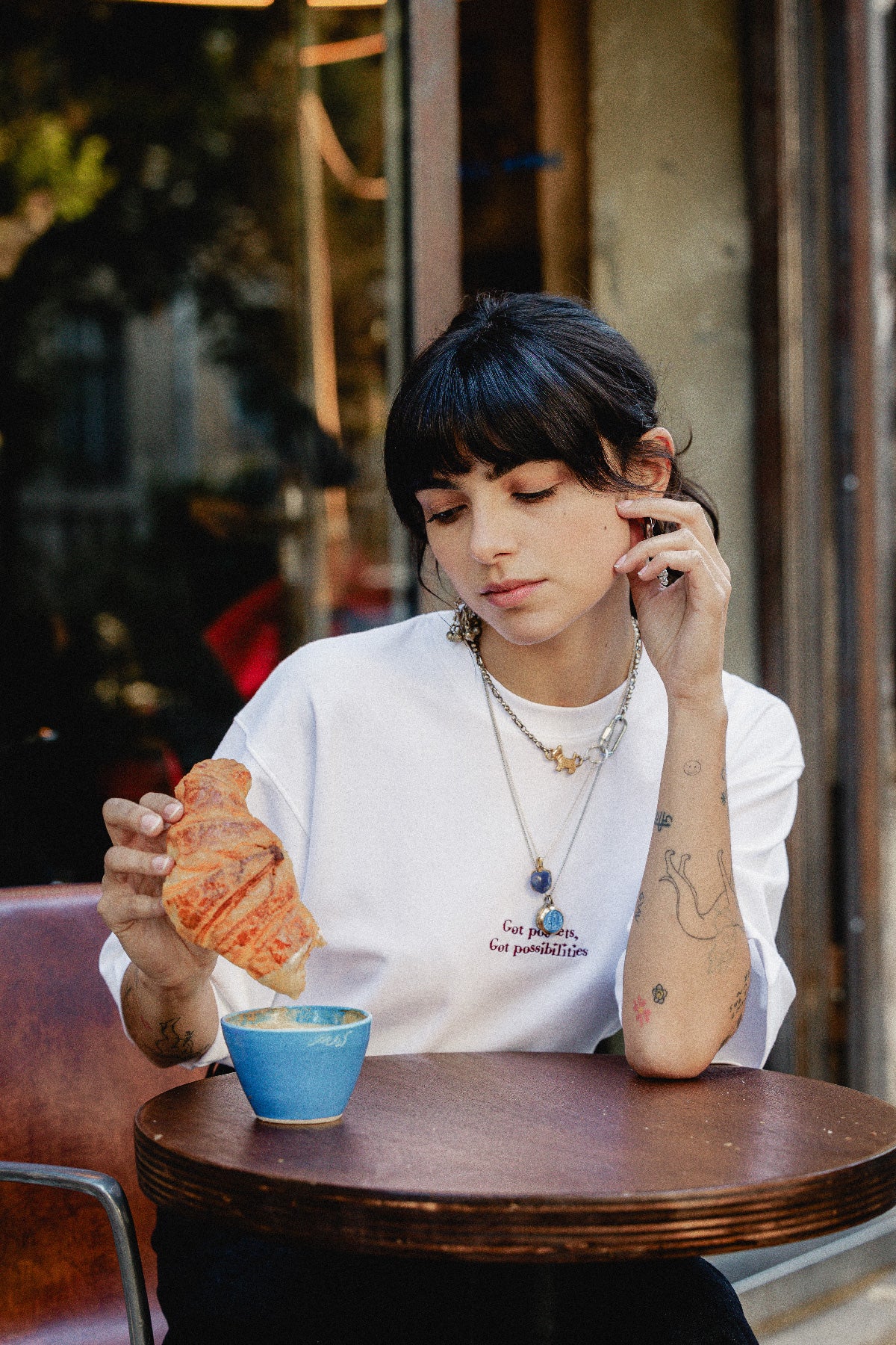Tshirt Got Pockets - scène de café - Hello World Le Studio