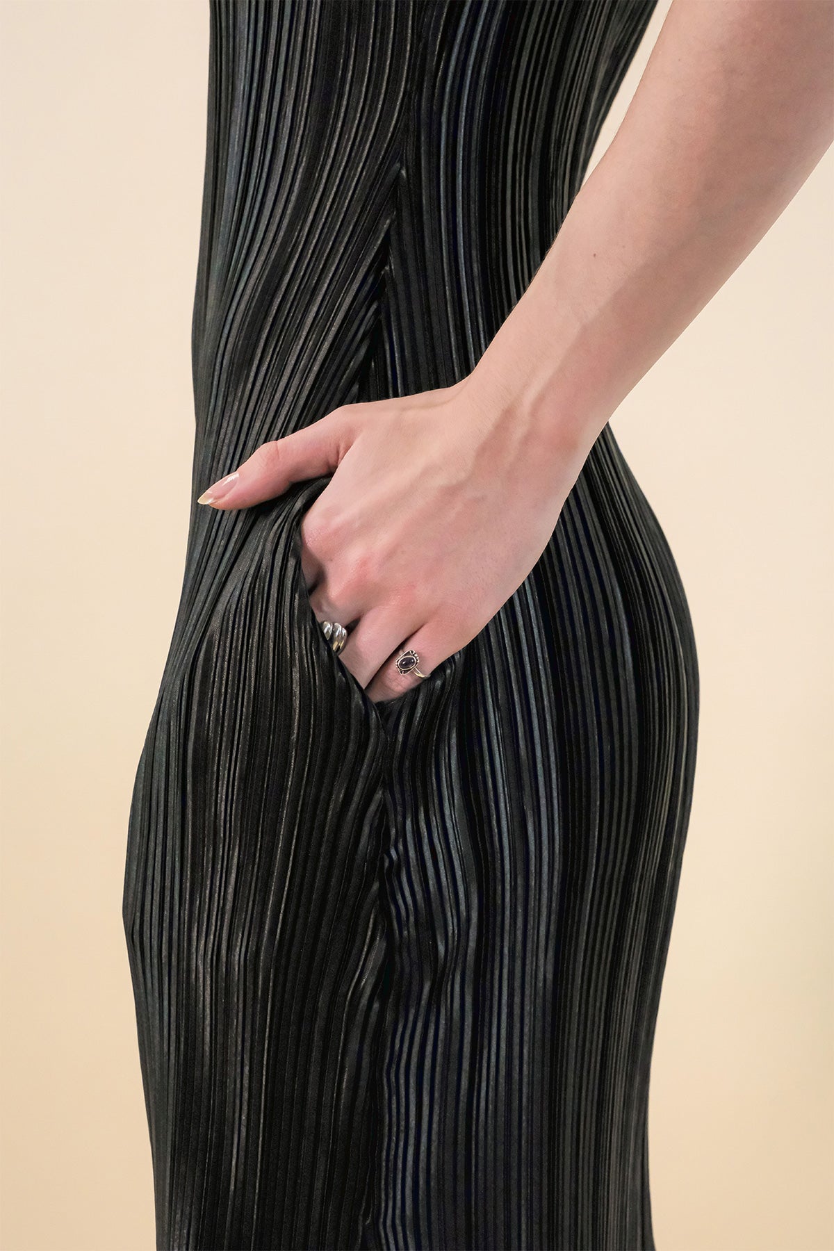 Robe Koudai - détail poche, noire - Hello World Le Studio