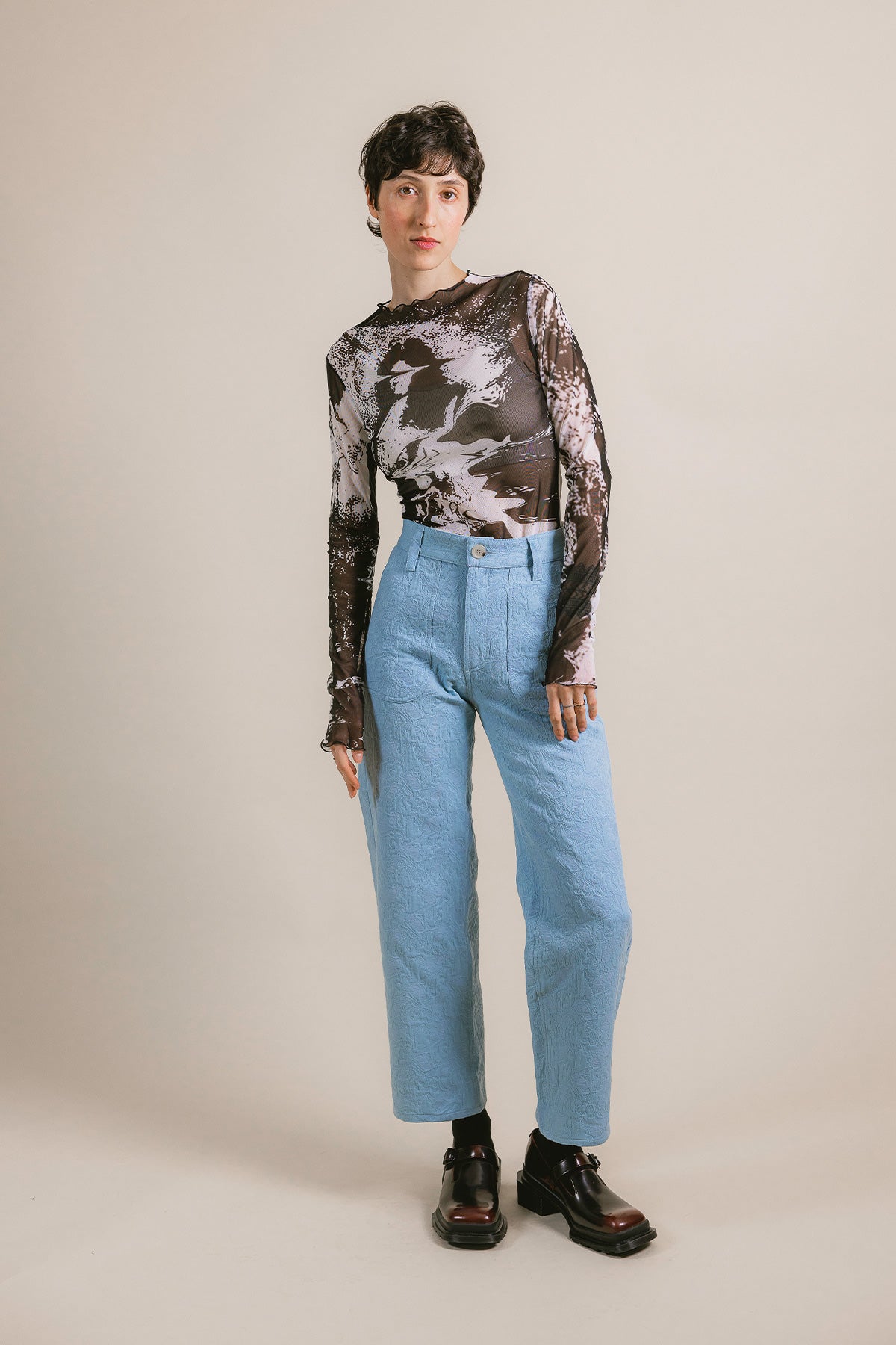 Pantalon Akpa Piqué de Coton - pantalon bleu ciel texturé, porté avec un haut imprimé - Hello World Le Studio