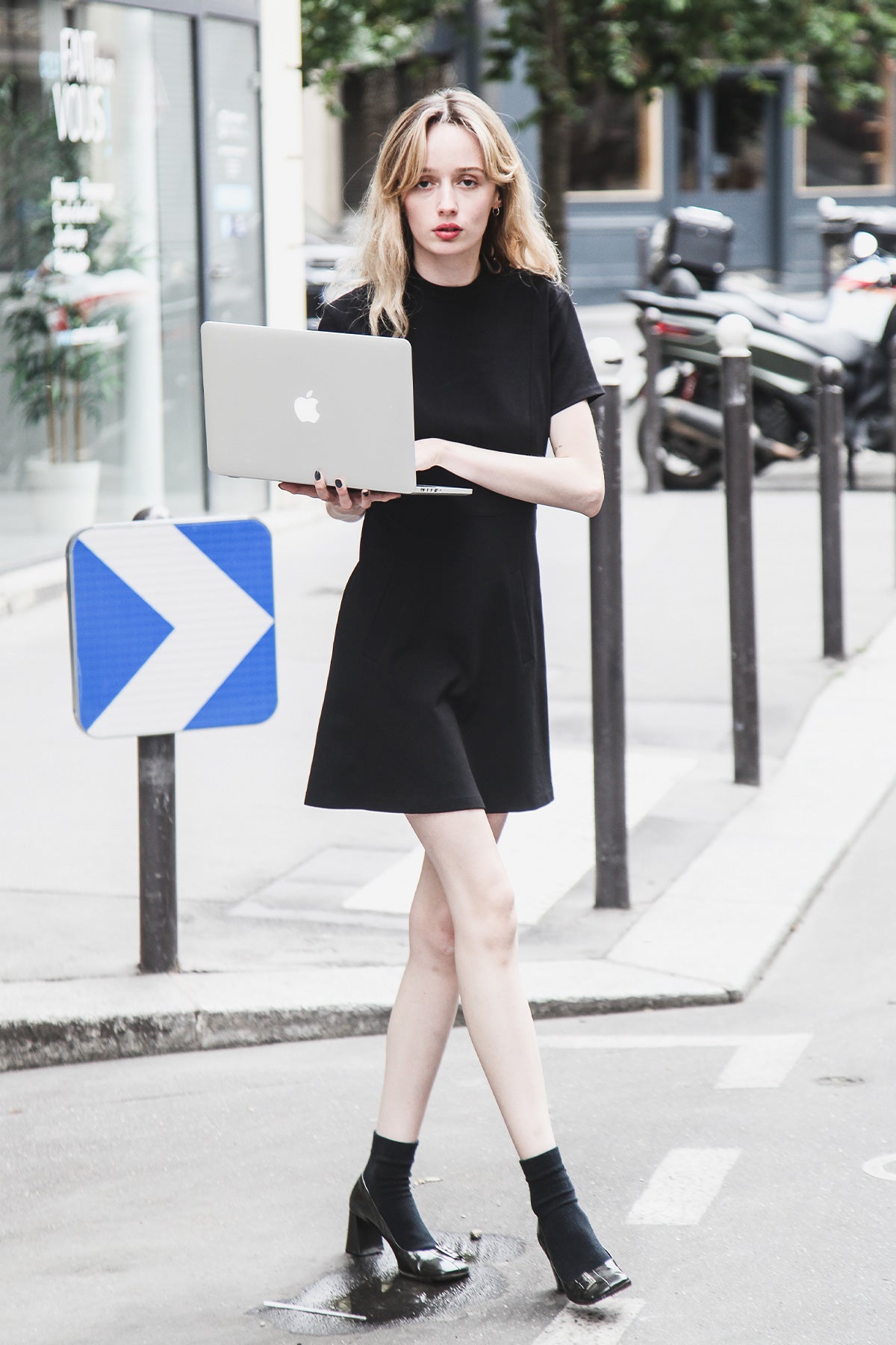 Robe Tasca - robe courte noire, portée en rue - Hello World Le Studio
