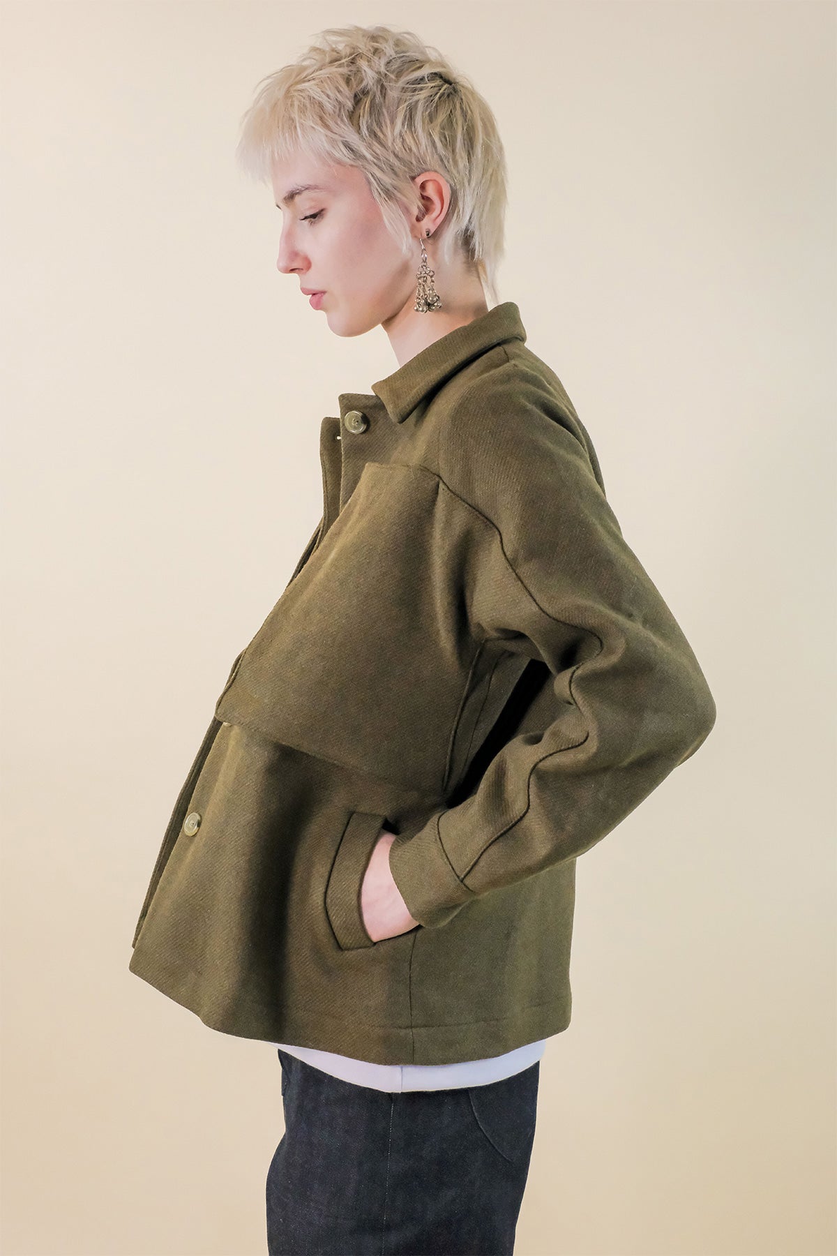 Veste Pokka Laine - kaki, vue de côté - Hello World Le Studio