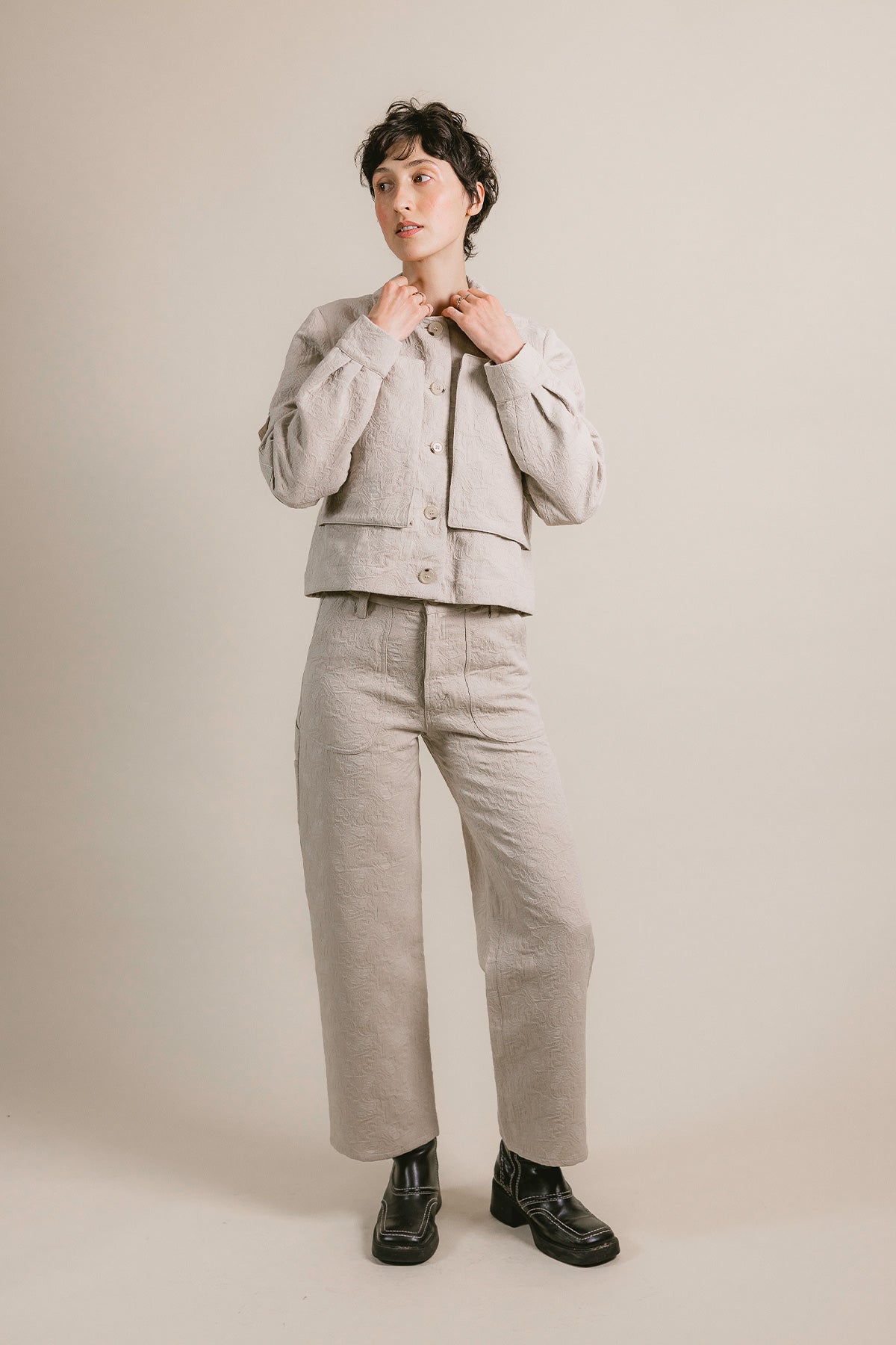 Pantalon Akpa Piqué de Coton - beige, ensemble veste - Hello World Le Studio