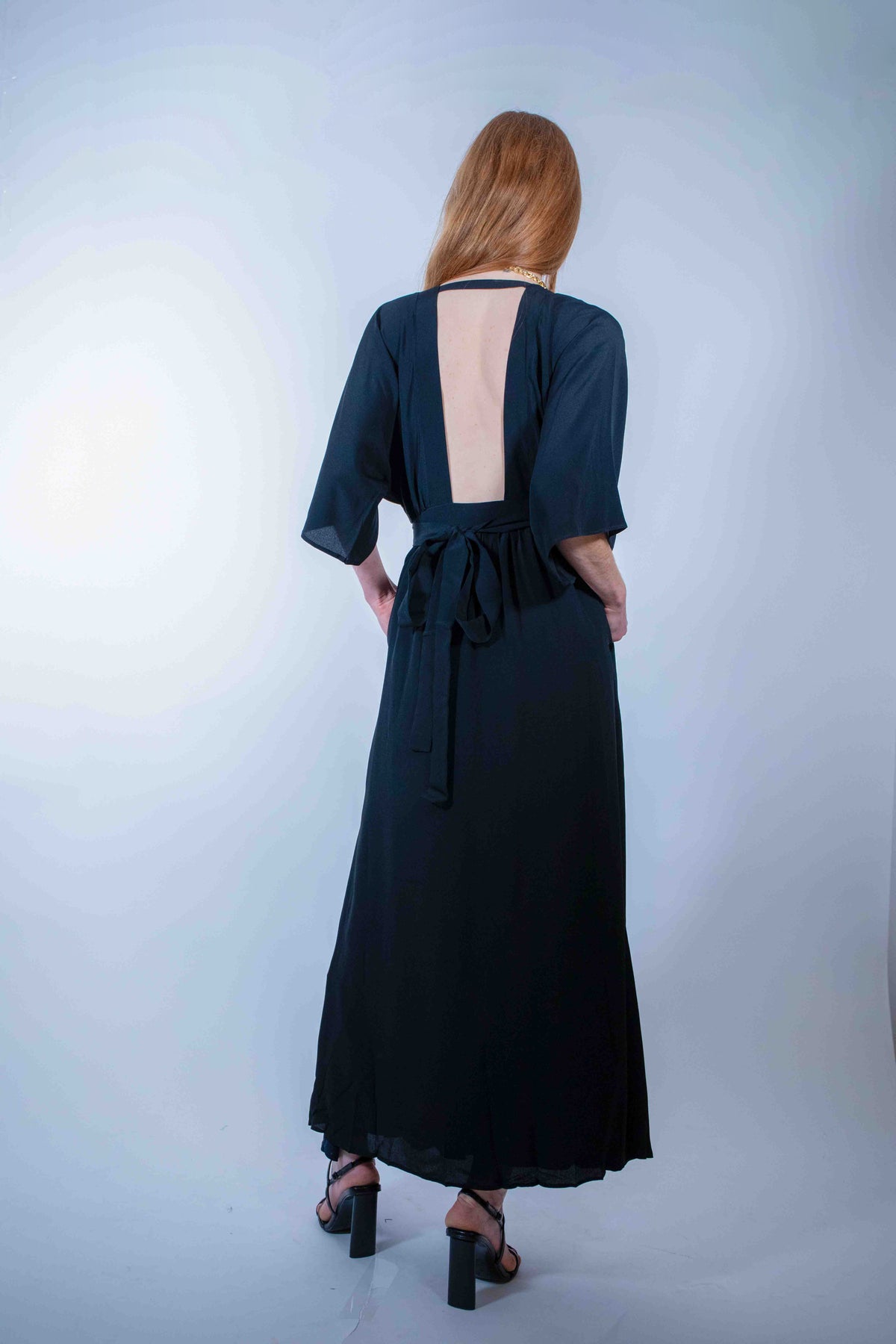 Robe Sikara Soie Longue - robe kimono noire, poche cachée - Hello World Le Studio