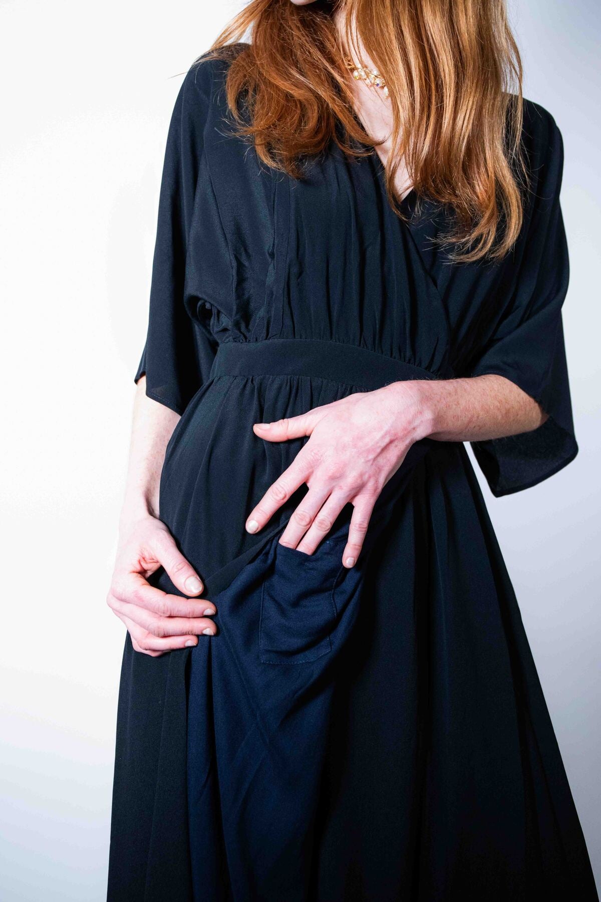 Robe Sikara Soie Longue - robe kimono noire, poche cachée - Hello World Le Studio