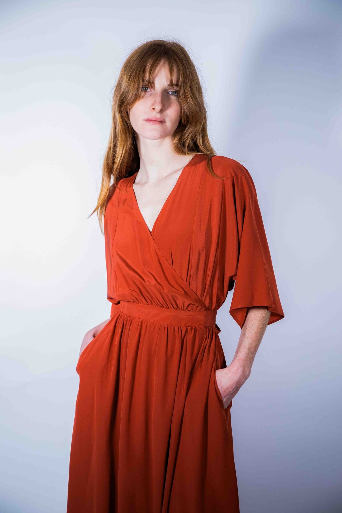 Robe Sikara Soie Longue - robe kimono noire, poche cachée - Hello World Le Studio