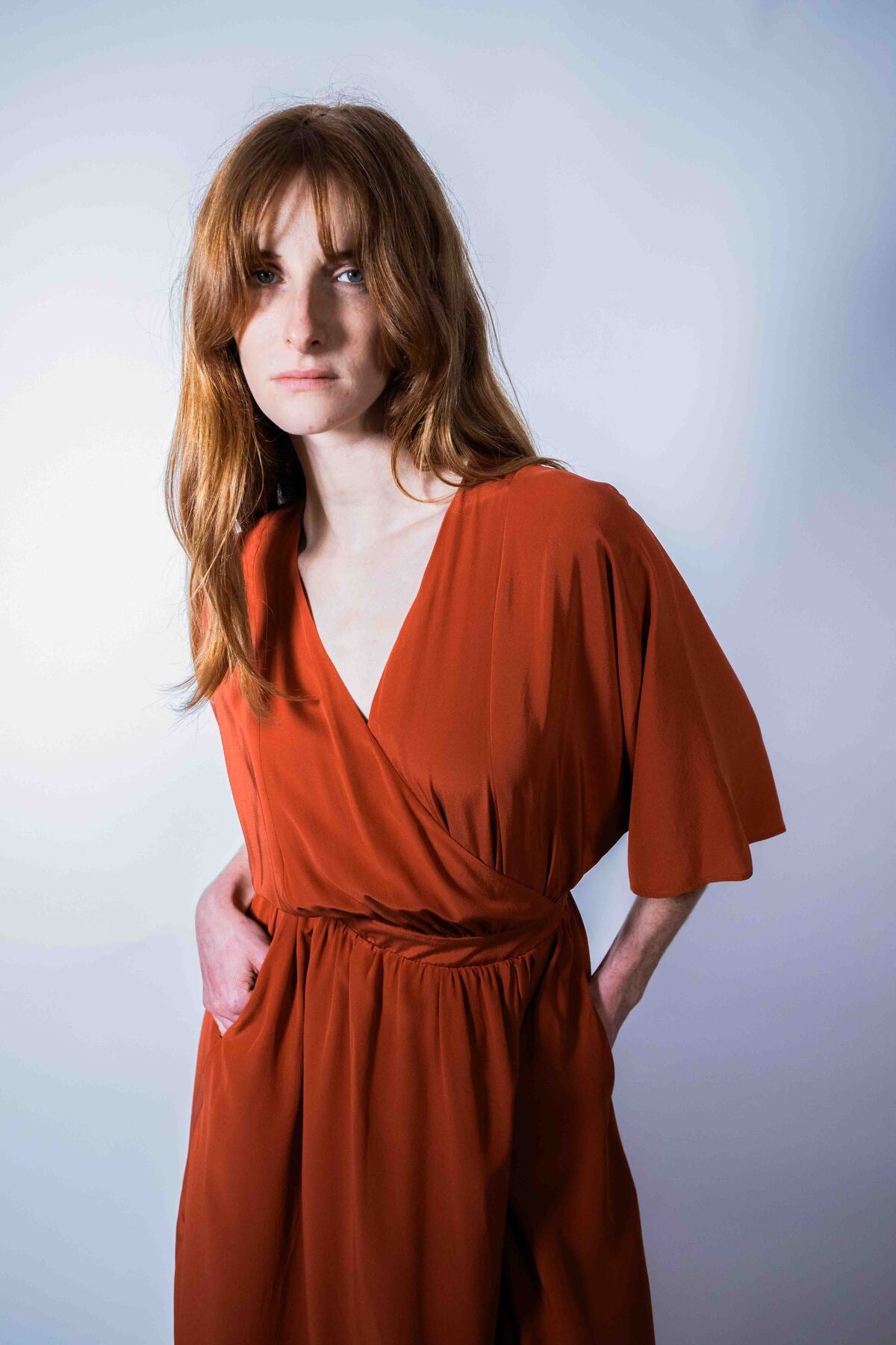 Robe Sikara Soie Longue - robe kimono noire, poche cachée - Hello World Le Studio