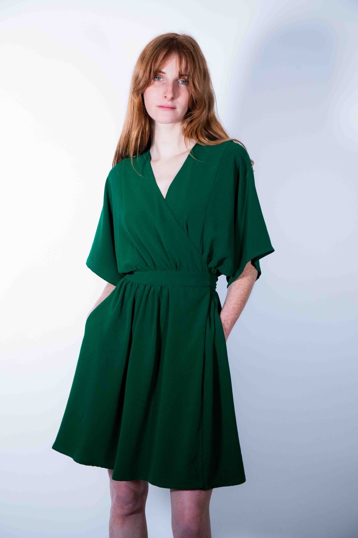 Robe Sikara Courte Verte - robe kimono vert bouteille, poche invisible - Hello World Le Studio