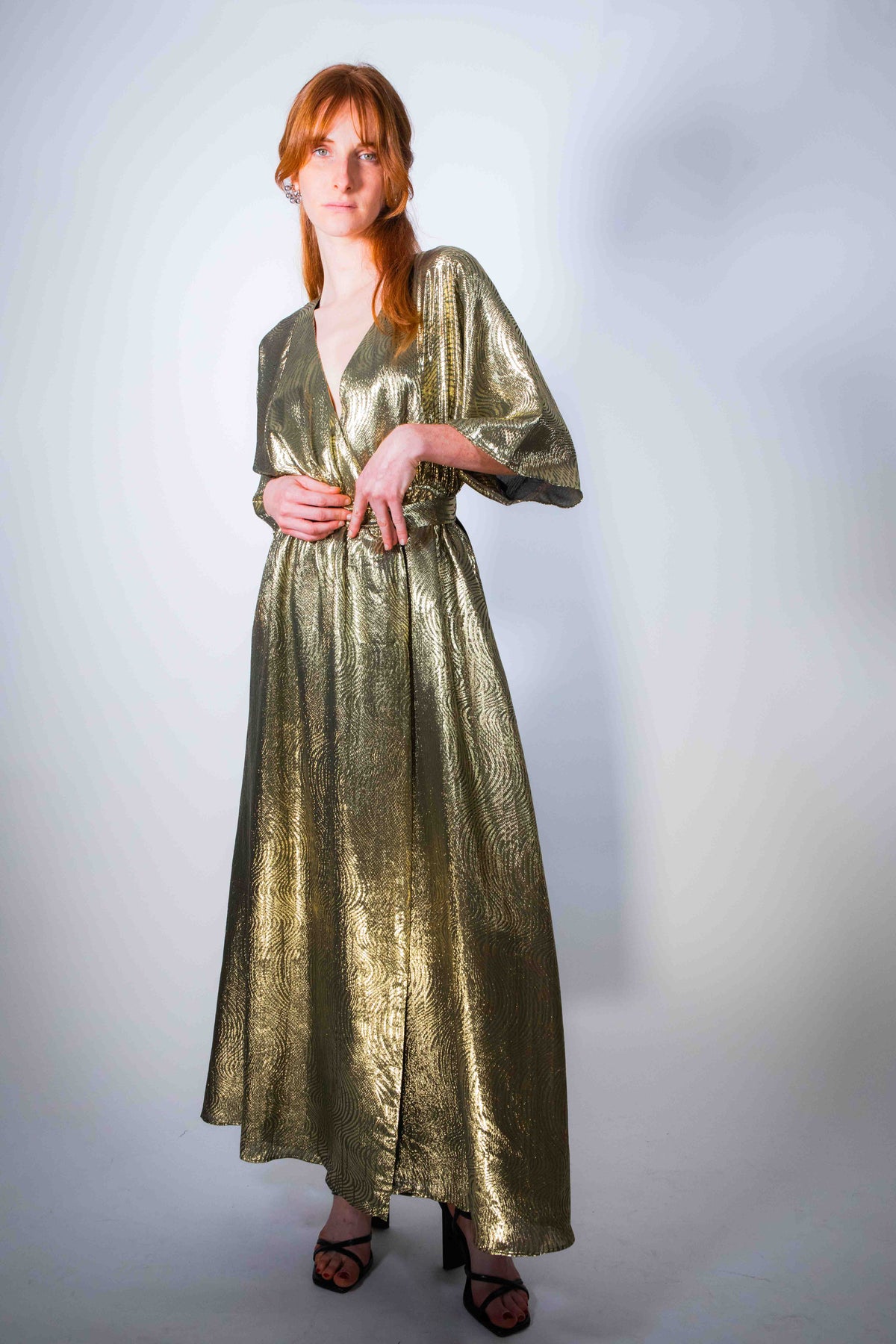 Robe Sikara Or Longue - robe kimono dorée, dos-nu - Hello World Le Studio