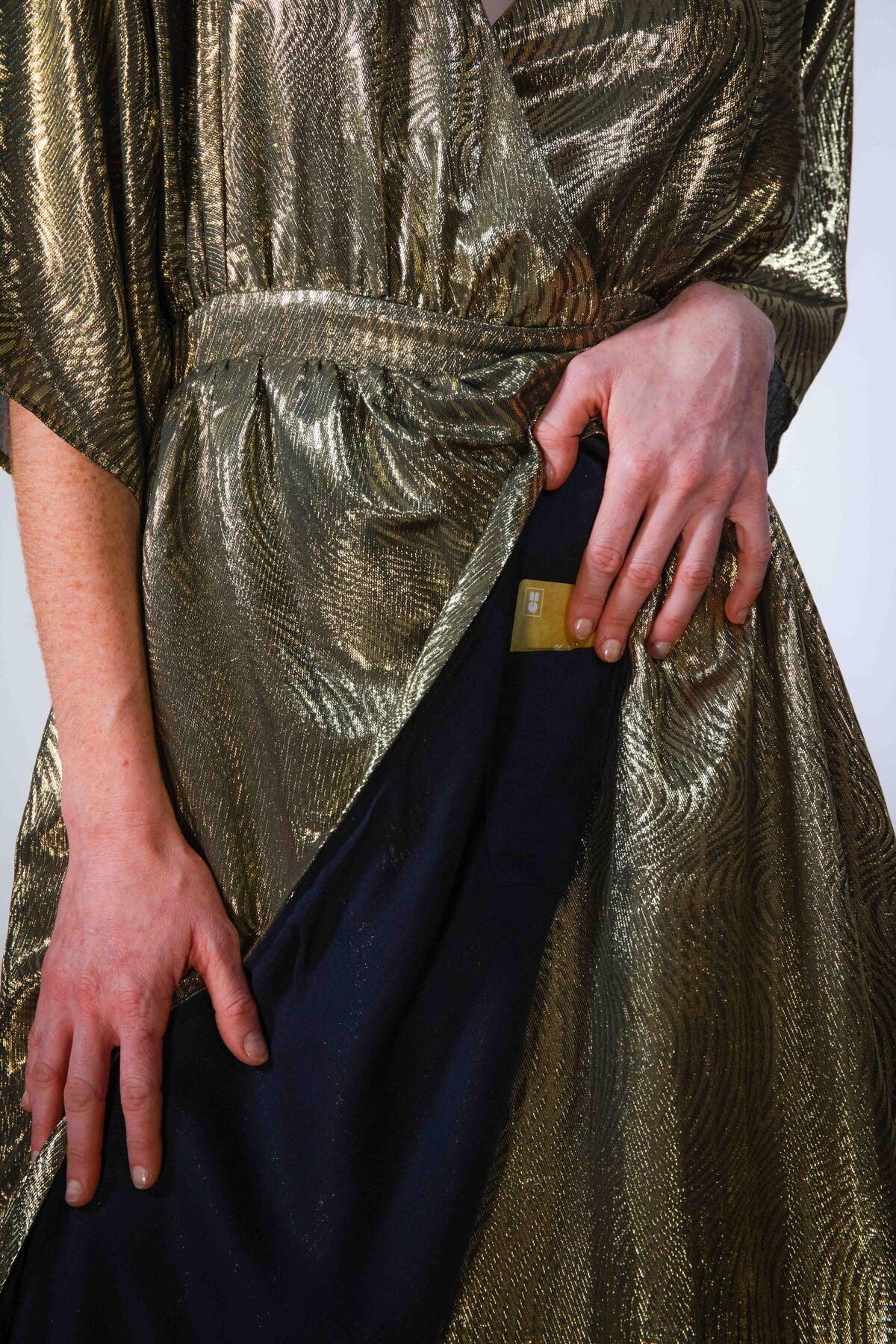Robe Sikara Or Longue - robe kimono dorée, dos-nu - Hello World Le Studio