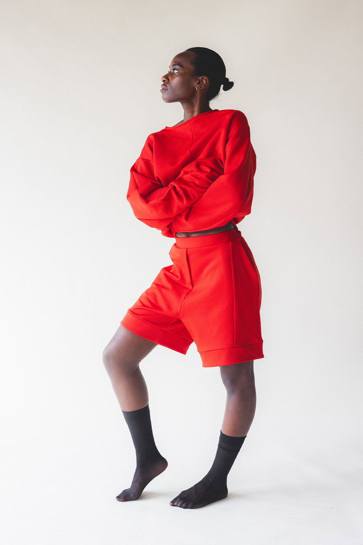 Short Anna Outlet - ensemble short et sweat rouge, vue de profil - Hello World Le Studio