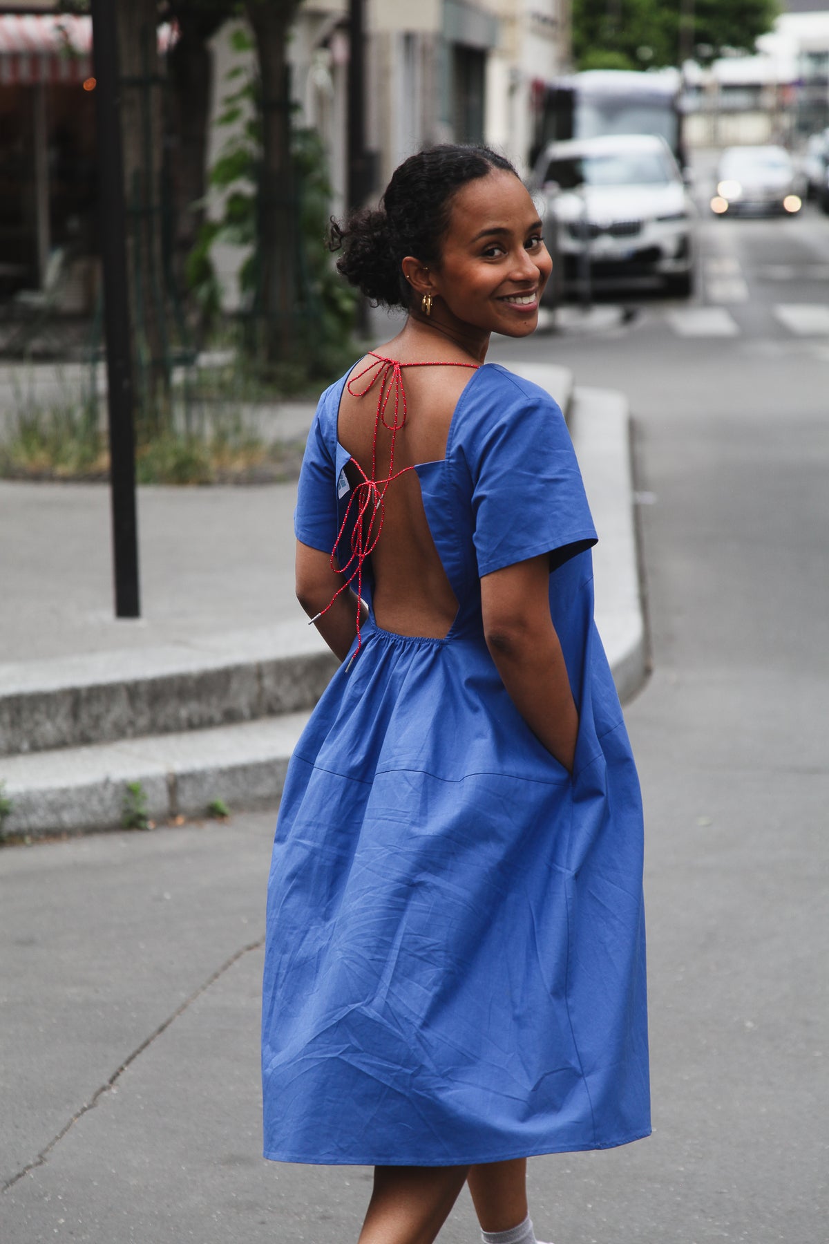 Robe Homwee - robe bleue, dos ouvert, portée en extérieur - Hello World Le Studio