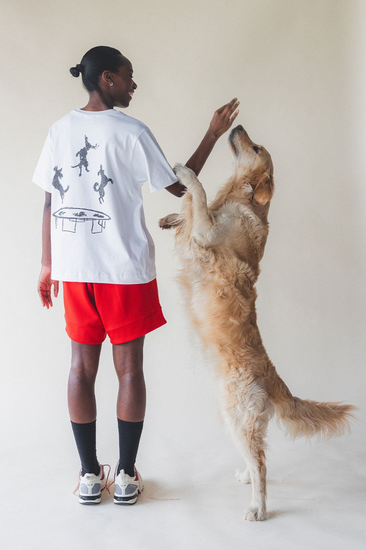 Tshirt Pamplemousse - t-shirt blanc imprimé, porté avec un short rouge - Hello World Le Studio