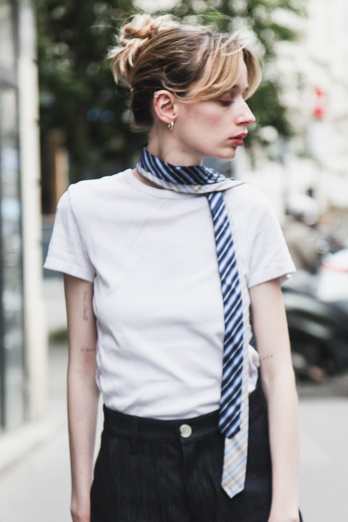 Cravate Double Standard - cravate rayée, portée sur un t-shirt blanc - Hello World Le Studio