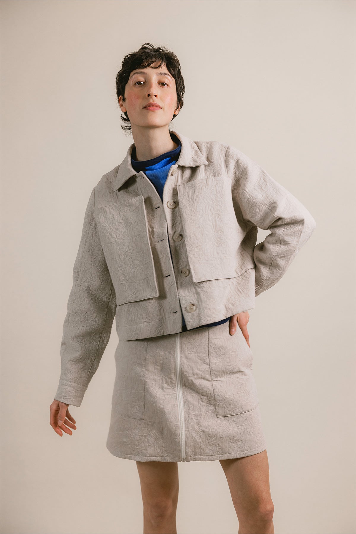 Veste Pokka Crop - avec jupe beige - Hello World Le Studio