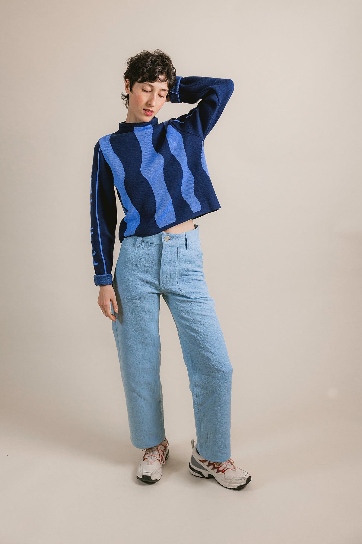 Pull 404 - bleu, porté avec un pantalon assorti - Hello World Le Studio