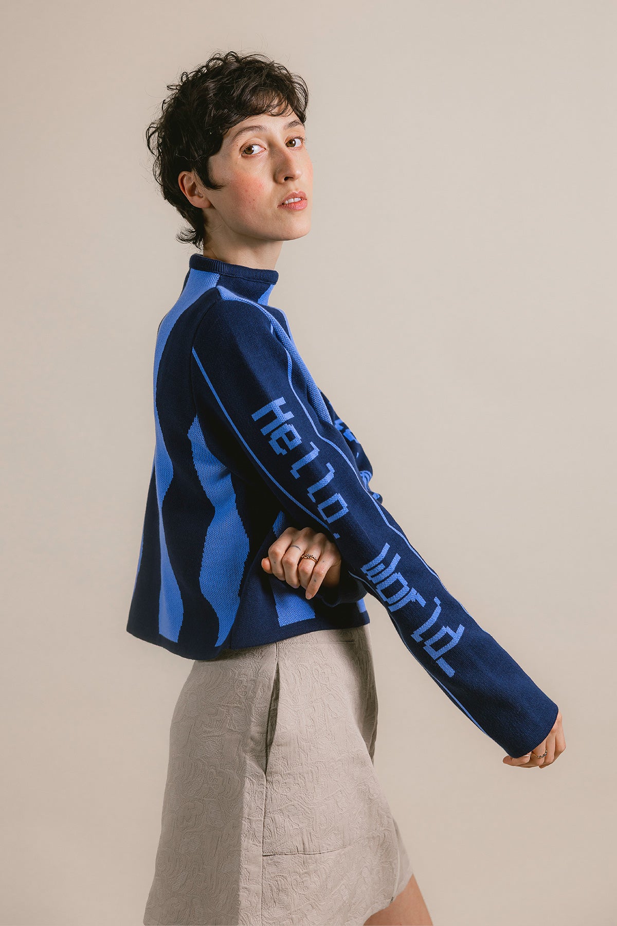 Pull 404 - pull bleu, motif Hello World tricoté sur la manche - Hello World Le Studio