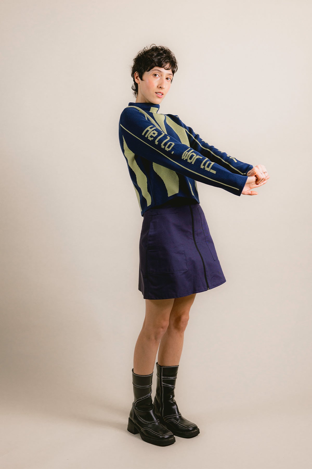 Pull 404 - vert et marine, porté avec une jupe marine - Hello World Le Studio