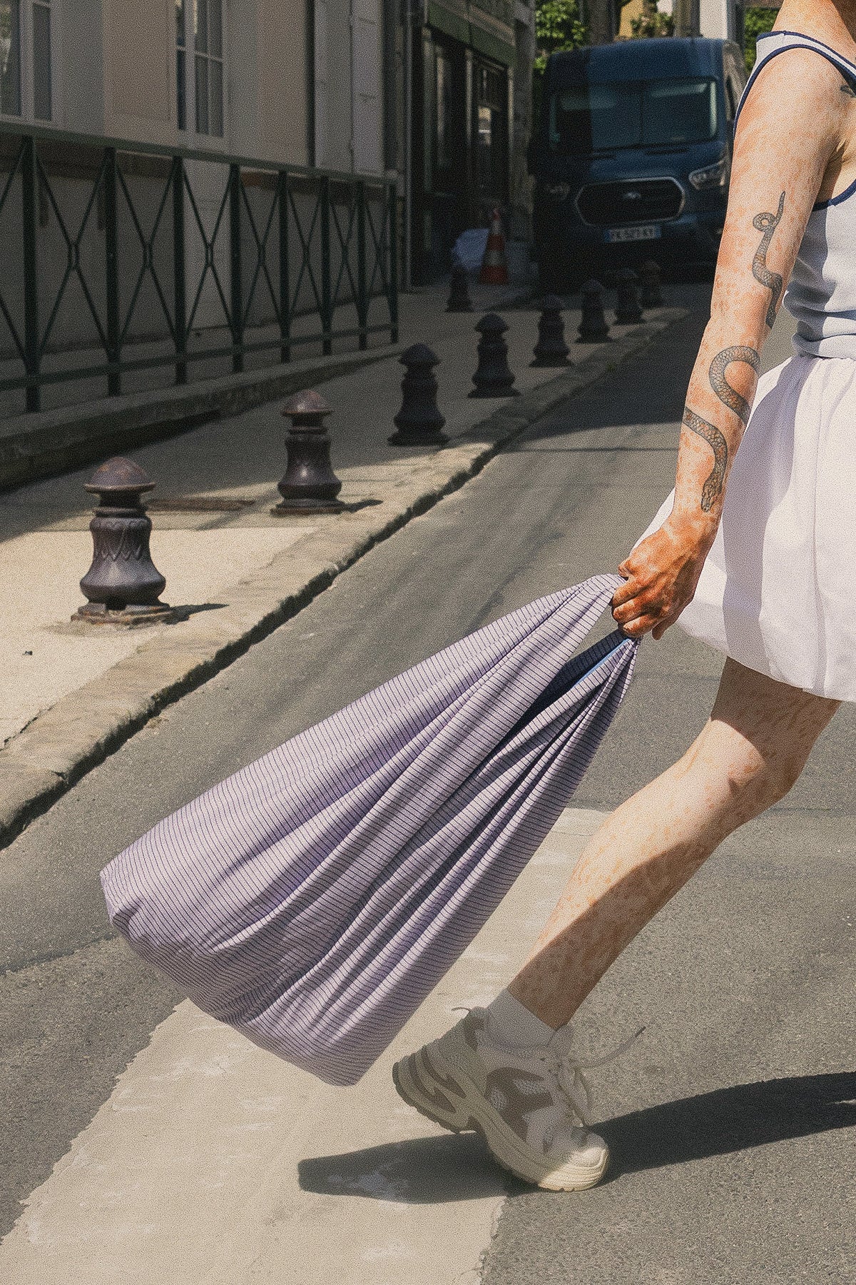 Tote Mers-les-Bains - sac en coton rayé violet et lila, porté - Hello World Le Studio